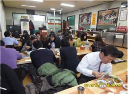 만리시장에서 식사중인 한국장학재단 직원들의 사진